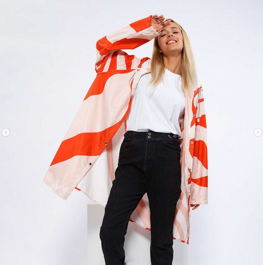 Прозрачные дождевики: интересный и модный вариант