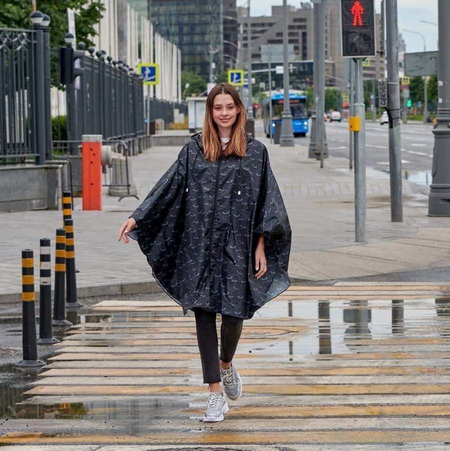 Водостойкие, водонепроницаемые, водоотталкивающие. Какой купить дождевик?