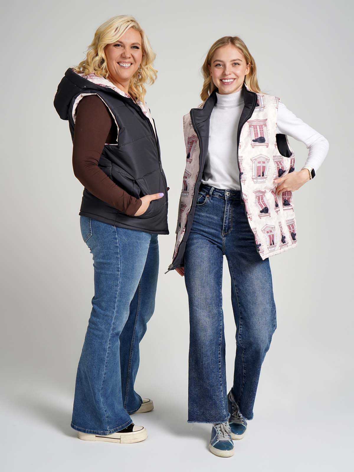 Жилетка двухсторонняя с капюшоном "Кошки в окошках"