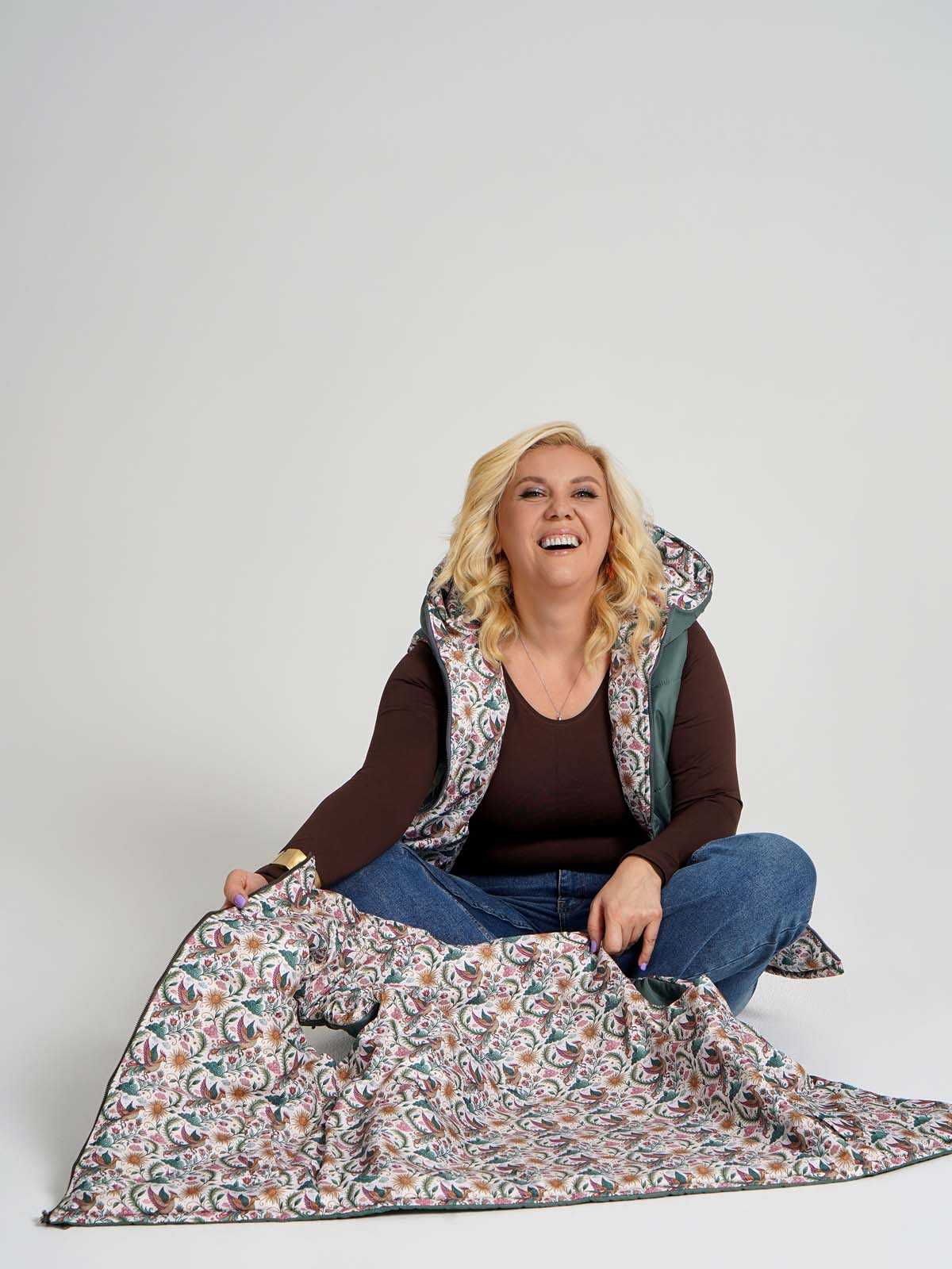 Жилетка двухсторонняя с капюшоном "Жар-птица"