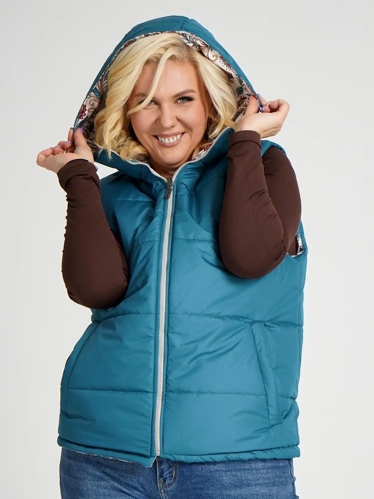 Жилетка двухсторонняя с капюшоном