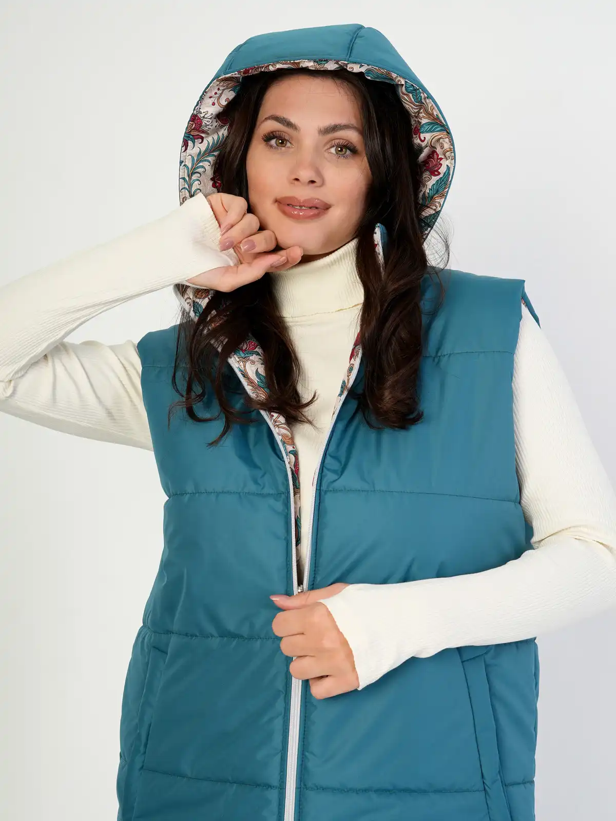 Жилетка двухсторонняя с отстегивающимся капюшоном 